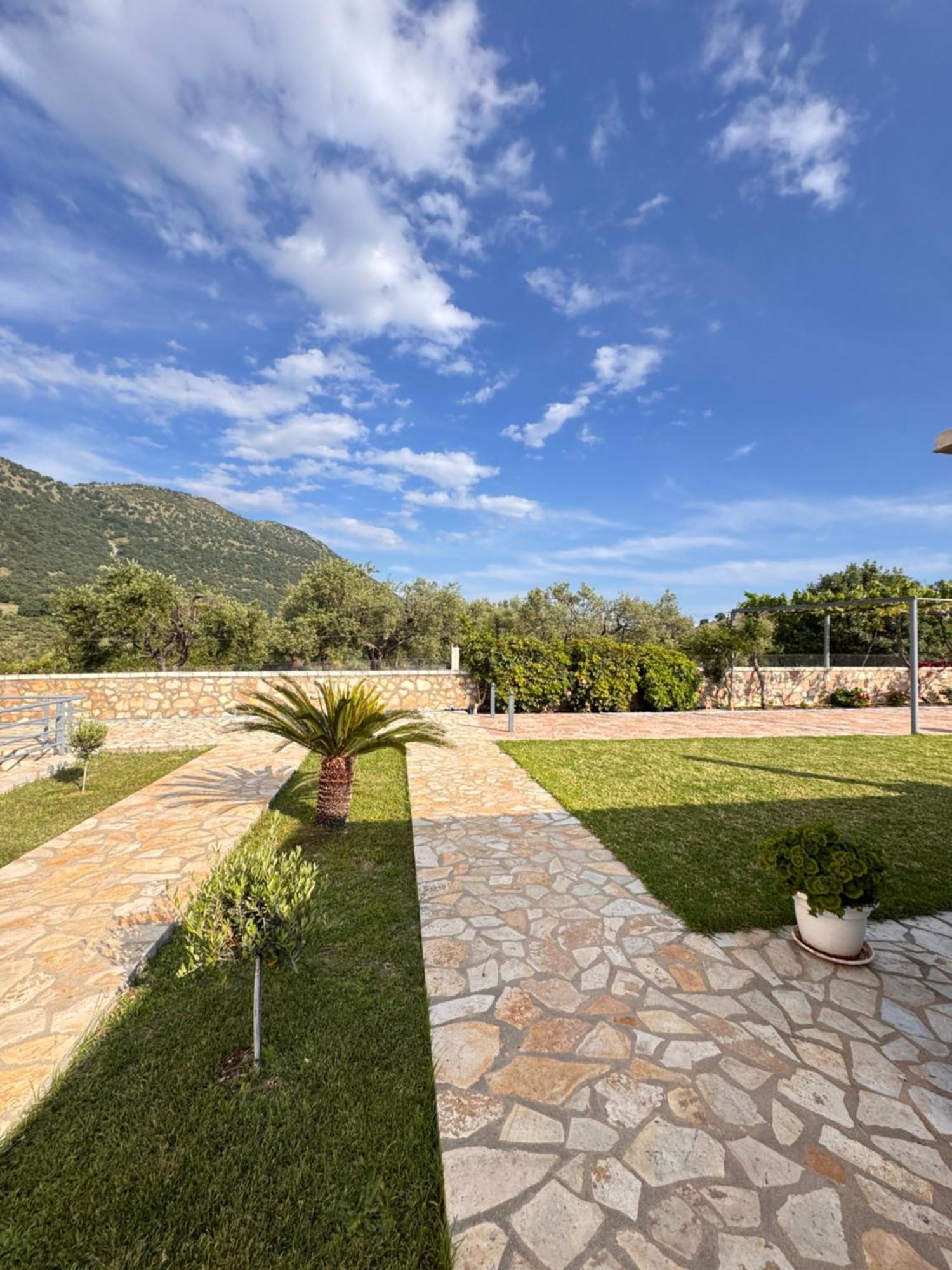 Belvedere Hotel & Suites Himare Esterno foto