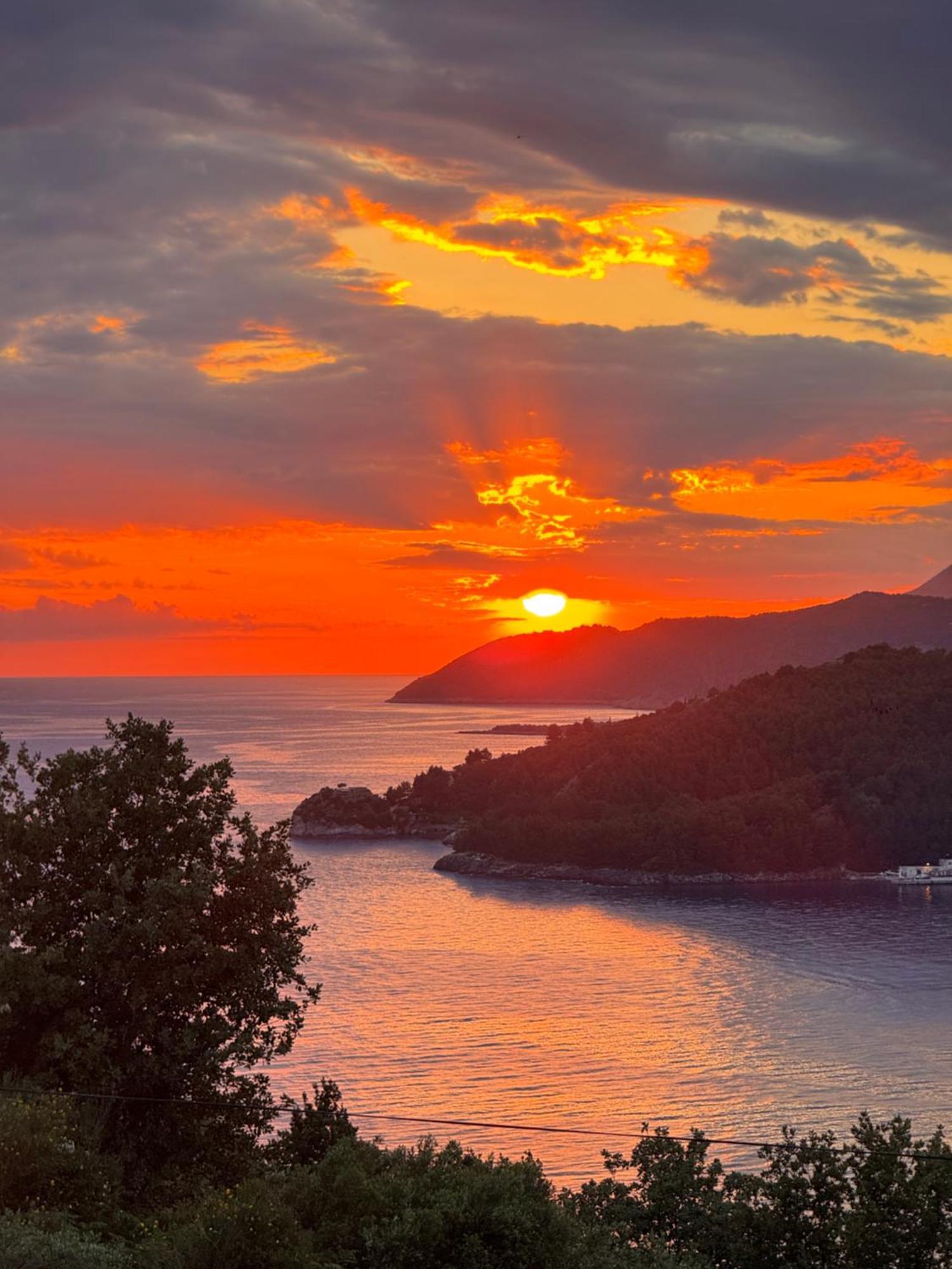 Belvedere Hotel & Suites Himare Esterno foto